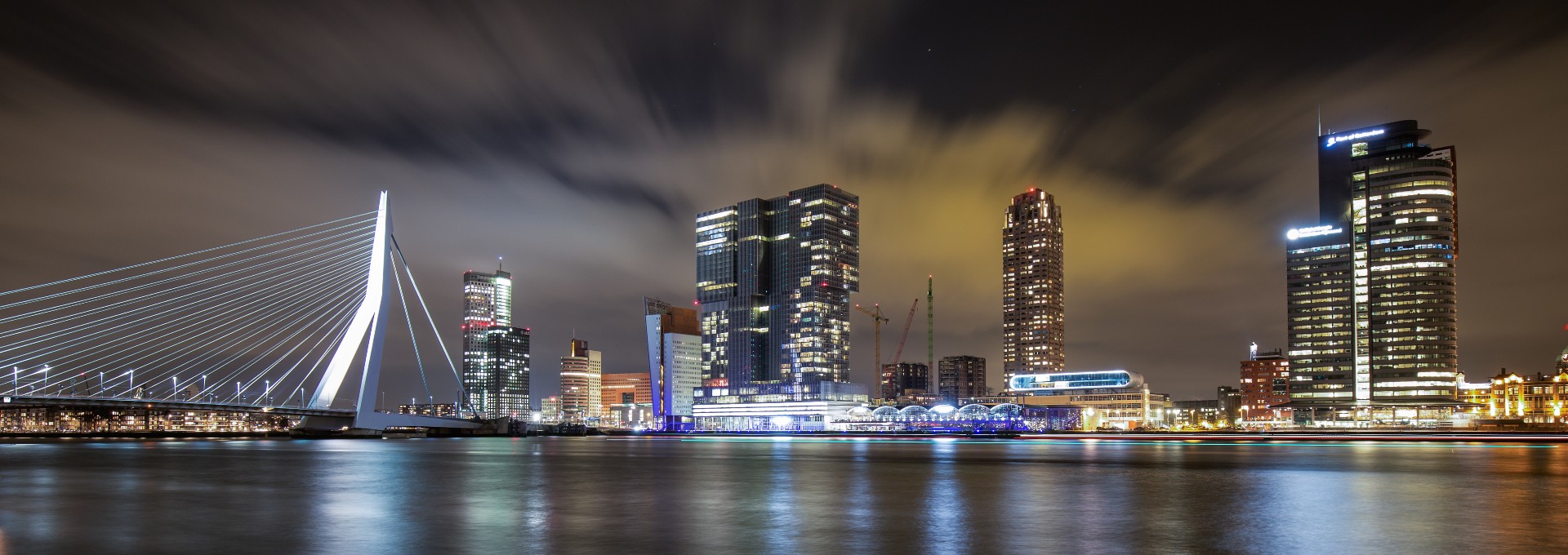 Rotterdam bij nacht met onder andere de Erasmusbrug